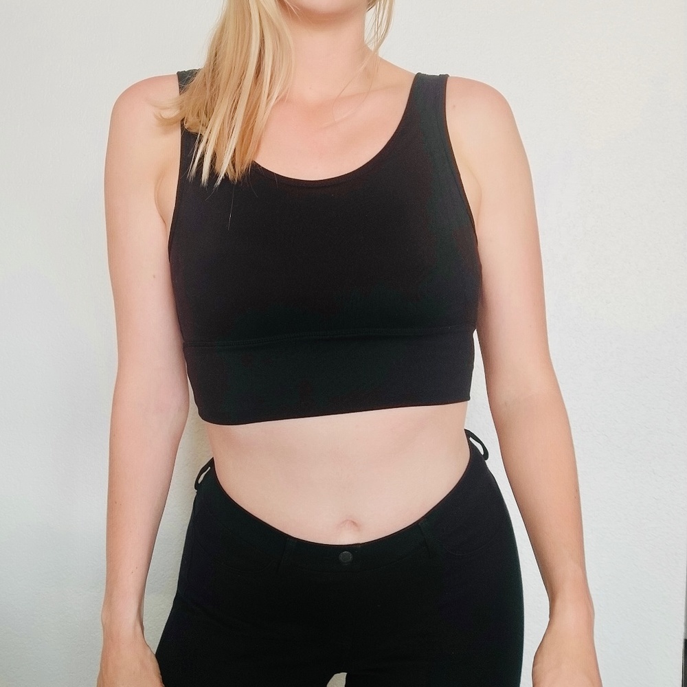 Cropped Black Tank Top With Removable Pads